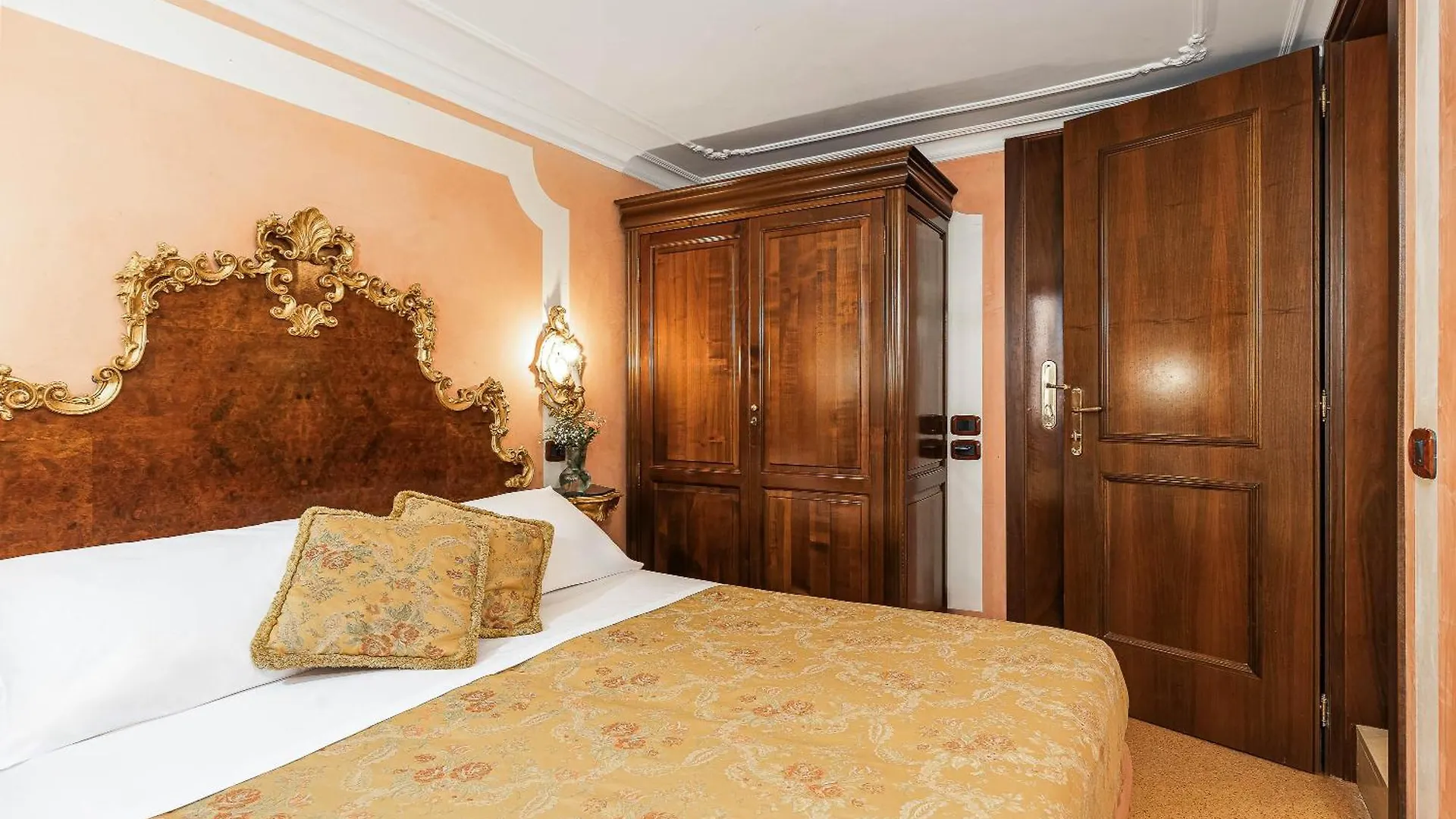 ונציה Hotel San Moise 3*,