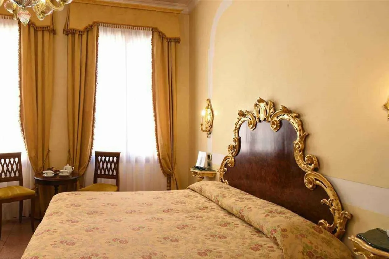 ונציה Hotel San Moise 3*,